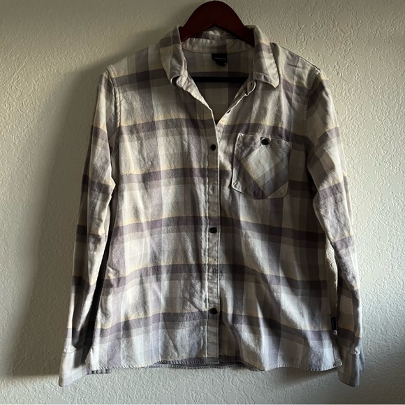 Patagonia Tops - EUC Patagonia Women’s Flannel long sleeve size 8